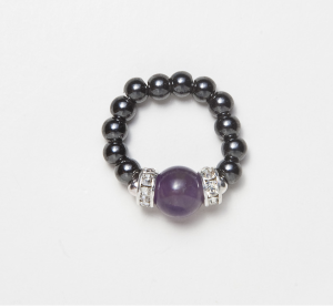 black beaded stretch ring with circular amethyst accent bead